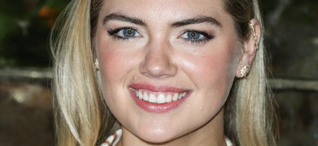 Kate Upton In Plunging Braless Dress Told She 'Gives Good Cleavage'