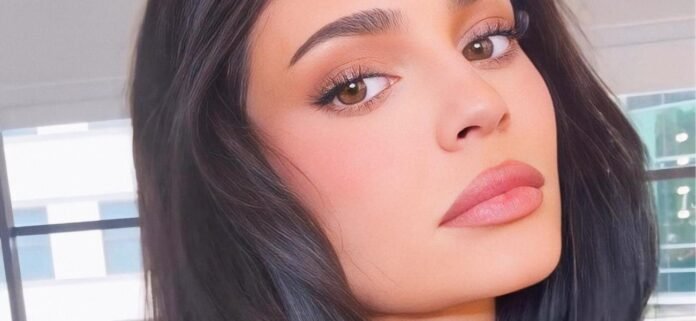 Kylie Jenner Walking Around Paris In Her Underwear Could Have 'Worn A Top'