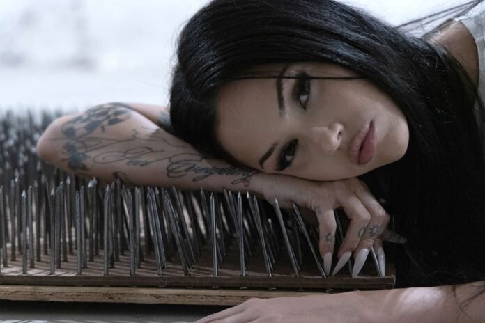 Maggie-Lindemann-1-102025-7687d0da2ece457690b7fefe8e1cf46f.jpg Maggie Lindemann Got Hurt from Laying on Bed of Nails for Album Cover (Exclusive)