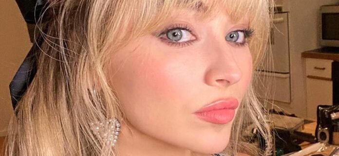 Sabrina-Carpenter-bow.jpg Sabrina Carpenter Freeing The Nipple In The Street 'Looks Like' A Child