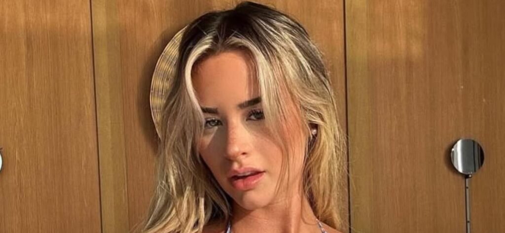 Emily Elizabeth In Cheeky Wet Bikini Drops Jaws At The Pool