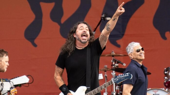 Foo Fighters Play Album Version of “Breakout” for First Time Since 2002: Watch