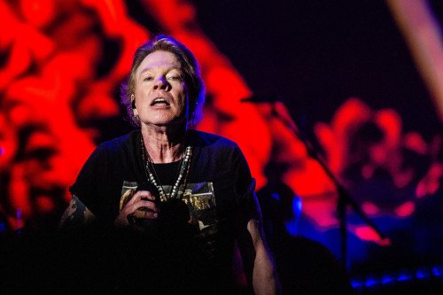 guns-n-roses-have-announced-a-b-side-to-perhaps-aW1hZ2VzMS8y.jpg Axl Rose kicks new drummer Isaac Carpenter's drum kit and storms off stage at Argentina gig