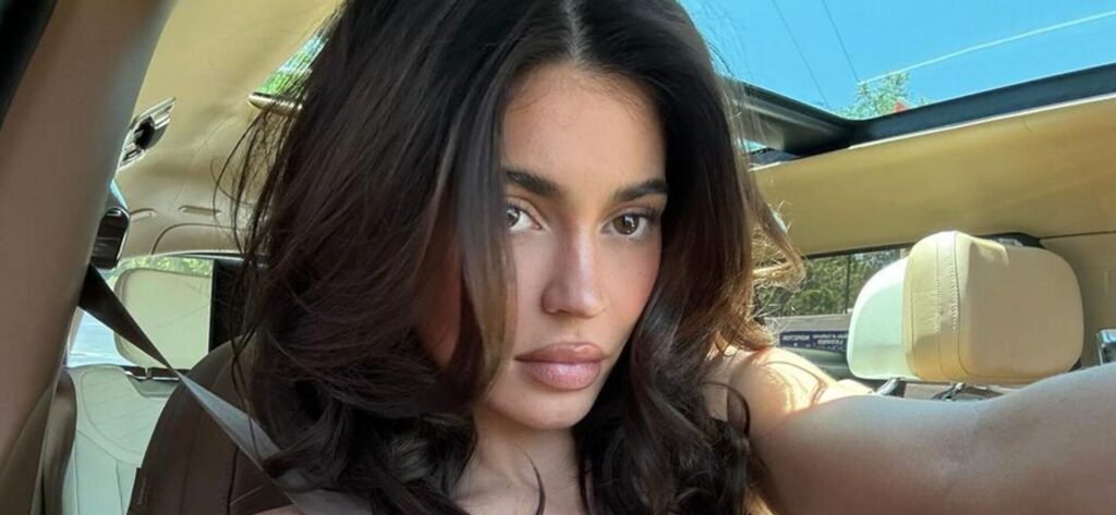 Kylie Jenner Shows Off Her 'Amazing Body' In Bold Bikini Mirror Snap