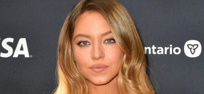 sydney-sweeney-1-scaled-e1758033149610.jpg Sydney Sweeney In Sweaty Sports Bra Has Fans Wondering How They ‘Smell’