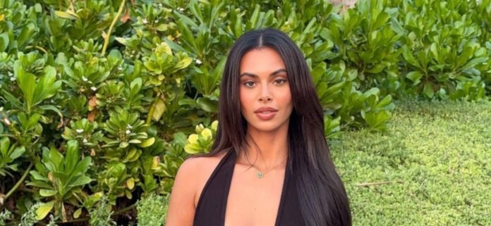 Sophie Piper Sends Hearts Racing With Steamy Bikini Pics