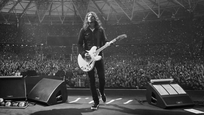 Dave-Grohl-Gibson-featured.jpg Dave Grohl and Gibson Unveil DG-335 Limited Edition Alpine White Signature Guitar