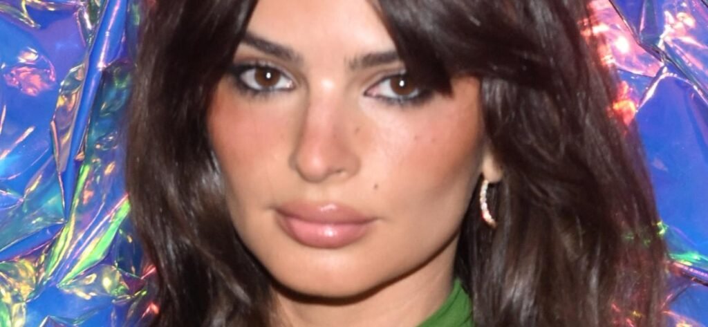 Emily Ratajkowski Naked On The Floor Challenged To 'Keep Clothes On'