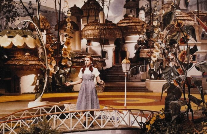 GettyImages-629449213-1-e1764024575906.jpg Judy Garland: Photos of the ‘Wizard of Oz’ Starlet From Her Life