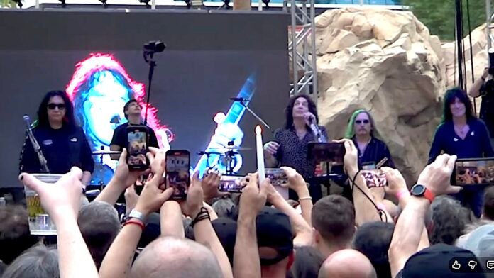 KISS Honor Ace Frehley at First Show in Two Years: Watch