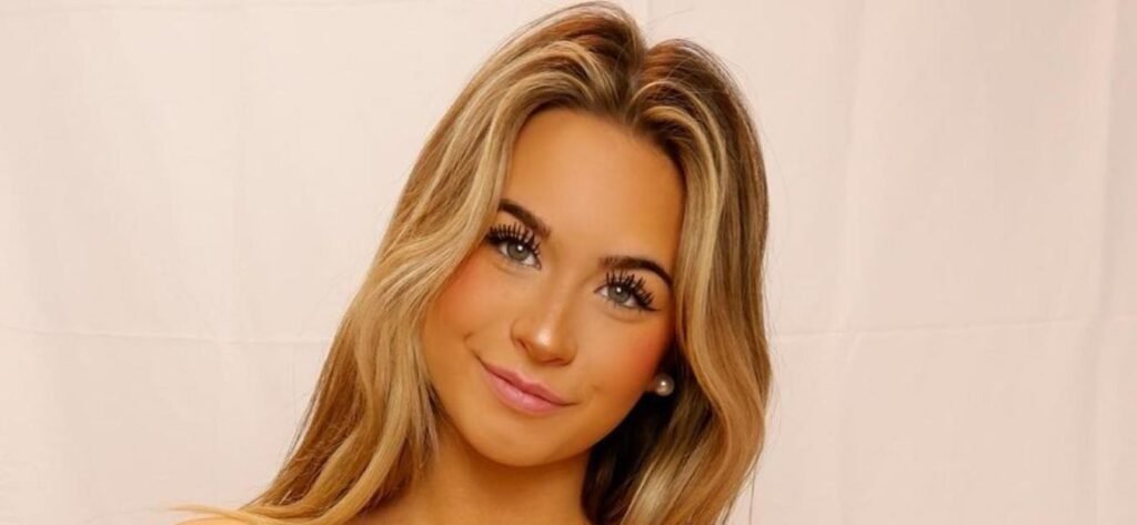 Emily Elizabeth In Devil Lingerie Sizzles In Halloween Throwback