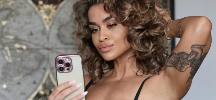 Valeria-Ammirato-e1762382111737.jpg Valeria Ammirato Shows Off Her Sculpted Physique In Daring Bikini Snap