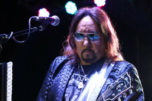 ace-frehley-has-passed-away-aged-74-aW1hZ2VzMS8yMDI1LzEwLzA3.jpg KISS hold moment of silence for Ace Frehley at first gig since his death