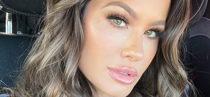 Brooke Adams’ Lingerie Mirror Selfie ‘Hypnotized Every Man’ Scrolling By