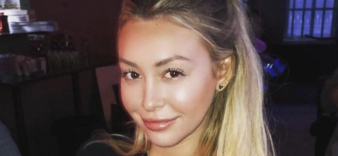 corinne-olympios-2-e1761256700538.jpg Corinne Olympios Goes Full 'Real-Life Barbie Doll' In Sparkling Pink Bikini