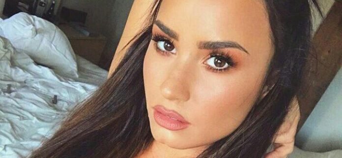 demi-lovato-selfie-e1764087818741.jpeg Demi Lovato’s Bikini Post Triggers Concerned Reactions About Her Rib Cage