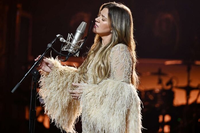 kelly-clarkson-pr-photo2-11325-6cf67fe420ff4cc88513d84ac6f34227.jpg Kelly Clarkson Announces New Las Vegas Shows After Postponing for Family Tragedy