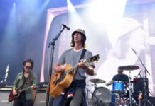 Richard Ashcroft requires Liam and Noel Gallagher to be knighted Richard Ashcroft calls for Liam and Noel Gallagher to be knighted
