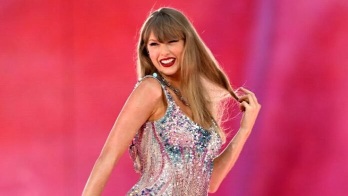 LONDON, ENGLAND - AUGUST 15: (EDITORIAL USE ONLY. NO STANDALONE PUBLICATION USE (NO SPECIAL INTEREST OR SINGLE ARTIST PUBLICATION USE; NO BOOK USE)) . Taylor Swift performs on stage during the "Taylor Swift 