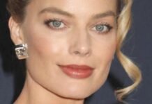 Margot Robbie A '10/10' Whereas Liberating The Nipple In Braless Two-Piece Margot Robbie A '10/10' While Freeing The Nipple In Braless Two-Piece