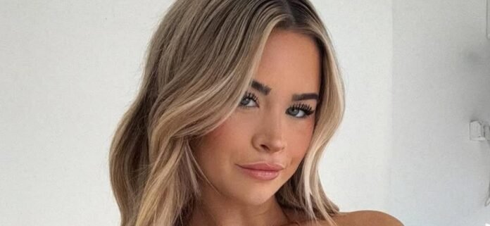 Emily Elizabeth In Barely There Bikini Teases A Tantalizing Side View