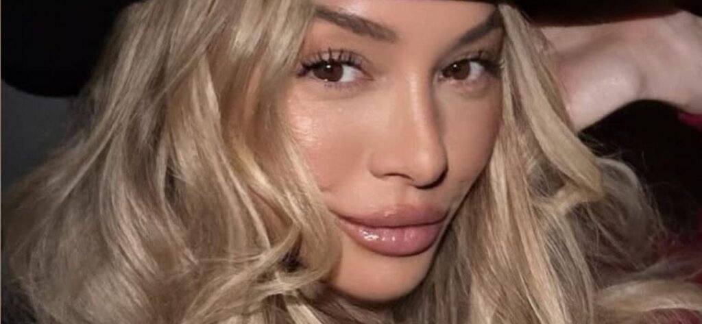 Corinne Olympios In 'Lemon Bikini' Has Fans Asking 'How Are You Single?'