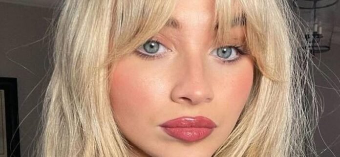 Sabrina Carpenter 'Looks Like A Child' In Curve-Hugging Pin-Up Look