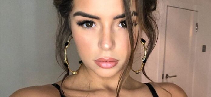 51240551_1011701769030606_3813110152903834509_n-e1720524322261.jpg Demi Rose In A 'Too Short' Miniskirt Flashes A Cheeky View