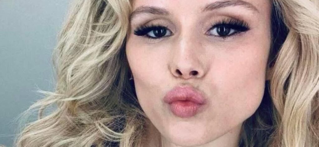 Erin Moriarty In Plunging Braless Dress Asked 'Who The Surgeon Was'