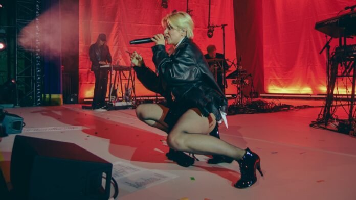 Robyn’s Dopamine-Dipped New Year’s Eve at Brooklyn Paramount
